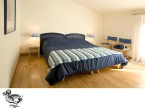 Un dormitorio con una cama con un pato. en Gites du Domaine Maison DoDo en Lamonzie-Saint-Martin