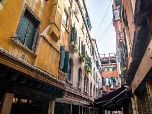 eine Gasse in einer Stadt mit Gebäuden in der Unterkunft Belvilla by OYO Paradiso in Venedig