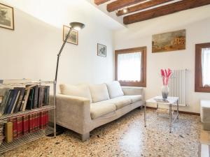 ein Wohnzimmer mit einem Sofa und einem Tisch in der Unterkunft Belvilla by OYO Paradiso in Venedig