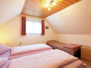 バート・エルスターにあるStunning apartment with terrace in Saxonyのベッドルーム(ベッド2台付)が備わる屋根裏部屋です。