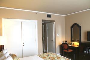 Llit o llits en una habitació de Menger Hotel