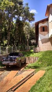 un camion garé devant une maison dans l'établissement Frio em Monte Verde, à Monte Verde