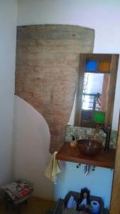 une salle de bain avec un lavabo et un miroir dans l'établissement Frio em Monte Verde, à Monte Verde 6 autres photos