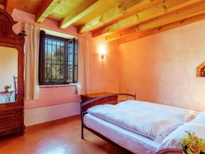 Säng eller sängar i ett rum på Belvilla by OYO Bilo della Cascina