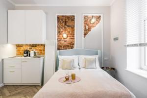 Un dormitorio con una cama con una bandeja de bebidas. en Apartments Factory, en Sopot
