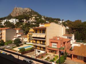 a building with a pool in the middle of a city at Apartamentos Estartit Park in L'Estartit