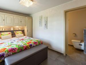 Le BizetにあるModern Holiday Home near Forest in Le Bizetのベッドルーム1室(ベッド1台付)、バスルーム(バスタブ付)が備わります。