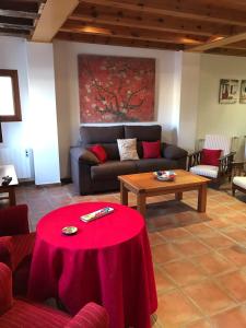 クエンカにあるApartamentos Santa Martaのリビングルーム(赤いテーブル、ソファ付)