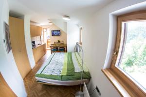 una camera con un letto nel mezzo di una stanza di A Million Dollar View a Kranjska Gora