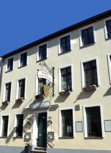 un edificio con un cartel en el costado en Romantisches Hotel Zur Traube Schwerin, en Schwerin