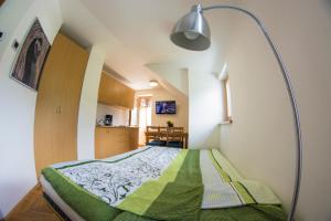 una piccola camera da letto con un letto con una lampada di A Million Dollar View a Kranjska Gora