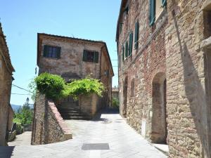 MontecastelliにあるBelvilla by OYO Bellavistaの階段のある古い石造りの建物内の路地