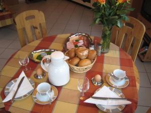 une table avec une assiette de nourriture et un panier d'œufs dans l'établissement Sch ne Wohnung in der Moselregion, à Kinheim