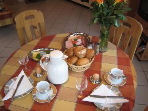 a table with a plate of food and a basket of eggs at Sch ne Wohnung in der Moselregion in Kinheim