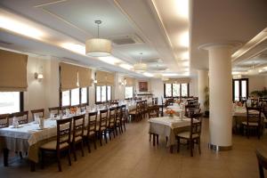 A restaurant or other place to eat at Hotel El Capricho