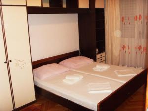 um quarto com uma cama com dois pratos em Apartment Marjana em Podgora