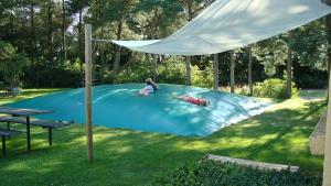 Bazén v ubytování Omme Å Camping & Cottages nebo v jeho okolí