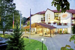 uitzicht op de herberg vanaf de parkeerplaats bij Hotel St. Georg in Bad Aibling