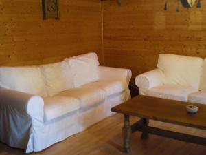 uma sala de estar com dois sofás brancos e uma mesa de centro em Dog friendly holiday home in the Kn ll em Neuenstein