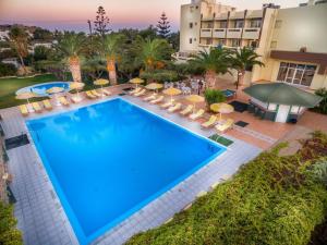 Bazén v ubytování Tylissos Beach Hotel - Adults Only nebo v jeho okolí