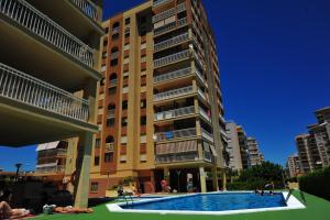 a building with a swimming pool in front of a building at Apartamento Olimpo Orange Costa in Benicàssim