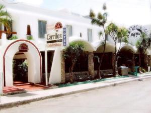 ein weißes Gebäude mit einem Schild davor in der Unterkunft Hotel Carrillos Cancun in Cancún