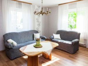 Sala de estar con 2 sofás y mesa de centro en Spacious holiday home between Mosel and Hunsr ck, en Blankenrath