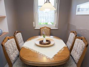 una mesa de comedor y sillas con un tazón en Spacious holiday home between Mosel and Hunsr ck, en Blankenrath