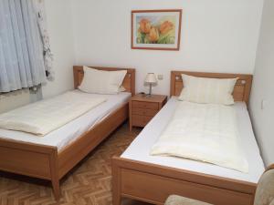 ブライにあるFerienwohnung Sonneckのベッド2台が隣同士に設置された部屋です。