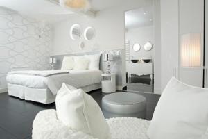 a living room filled with furniture and a white couch at Aux 5 Sens in Tillé