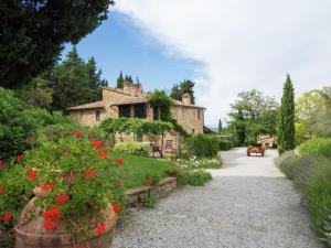 モンタイオーネにあるThis romantic farmhouse is located near the medieval village of Montaioneの庭の赤花石造りの家