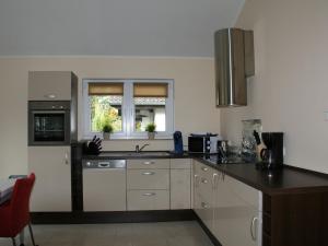 Kuchyň nebo kuchyňský kout v ubytování Nice holiday home with dishwasher, in a green area