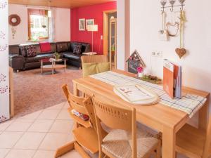 Il dispose d'une cuisine et d'un salon avec une table et des chaises en bois. dans l'établissement Apartment in Rickenbach near the Swiss Alps, à Rickenbach