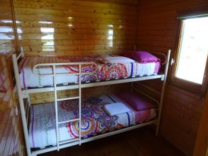 Łóżko lub łóżka w pokoju w obiekcie Camping & Bungalows Leagi