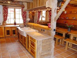Cosy Chalet in Champagny-en-Vanoise near Ski Areaにあるキッチンまたは簡易キッチン
