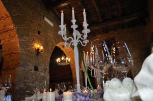 San Pier NicetoにあるVilla Martiusのワイングラスとシャンデリア