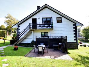 Zahrada ubytování Cozy Cottage Near Forest + 33 fotografií