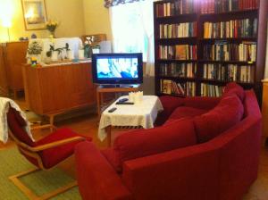 TV a/nebo společenská místnost v ubytování Stor lägenhet i Elofstorps Missionshus