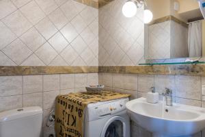 Ένα μπάνιο στο Nais Apartments & Studios +46 φωτογραφίες