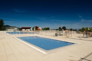 Basen w obiekcie Camping & Bungalows Leagi lub w pobliżu
