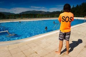 Basen w obiekcie Camping & Bungalows Leagi lub w pobliżu