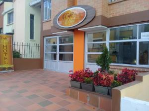 Hotel Cafe y Miel في باستو: واجهة متجر عليها زهور