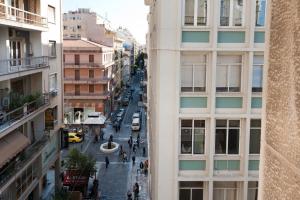 widok na ulicę pomiędzy dwoma budynkami w obiekcie Syntagma Square Modern Apartments w Atenach