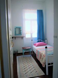 アイワルクにあるAYVALIK 1881 PANSİYONの小さなベッドルーム(ベッド2台、窓付)