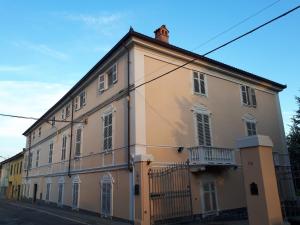 un grande edificio giallo con balcone su strada di Appartamento Il Nido a Pontestura