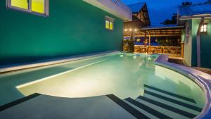 - une piscine dans l'arrière-cour d'une maison la nuit dans l'établissement Luna Sea Inn, à Bluefields
