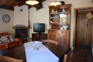 jadalnia ze stołem i telewizorem w obiekcie Il Borghetto di Carra w mieście Talla
