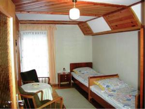 Habitación pequeña con 2 camas y mesa. en Cozy Pet friendly Holiday Home in T nnesberg, en Tännesberg