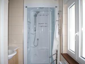 y baño con ducha, aseo y lavamanos. en Detached holiday home with terrace and its own garden in the Hunsr ck, en Horbruch