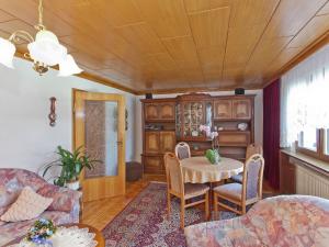 巴特利本施泰因的住宿－奇蹟公寓，客厅配有桌椅